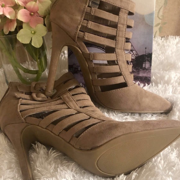 Heels - Picture 4 of 8